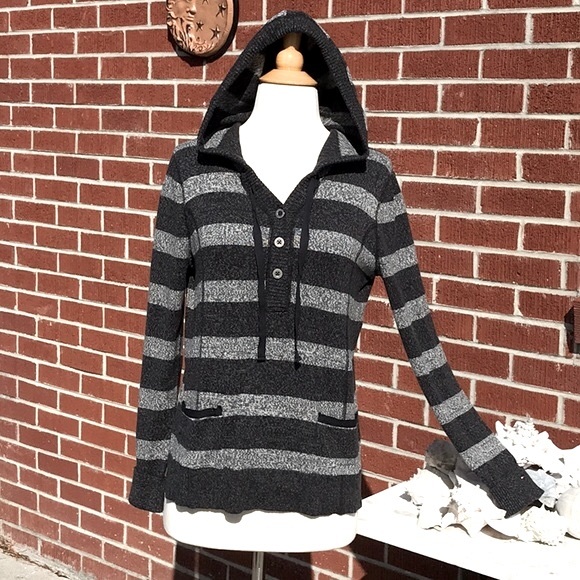 NWOT Tommy Hilfiger Light Grey and Dark Grey Striped Hooded Sweater Size Medium - Picture 2 of 15